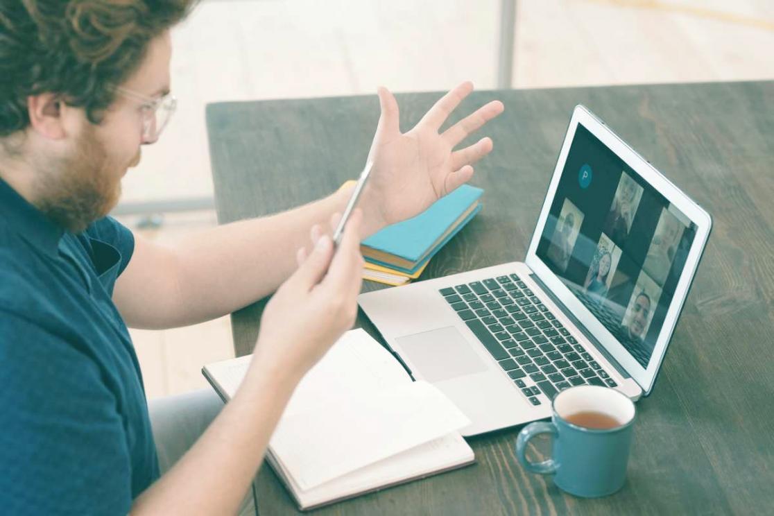 Zespół zanawor w trakcie prowadzenia interaktywnego warsztatu online z praktycznymi zadaniami